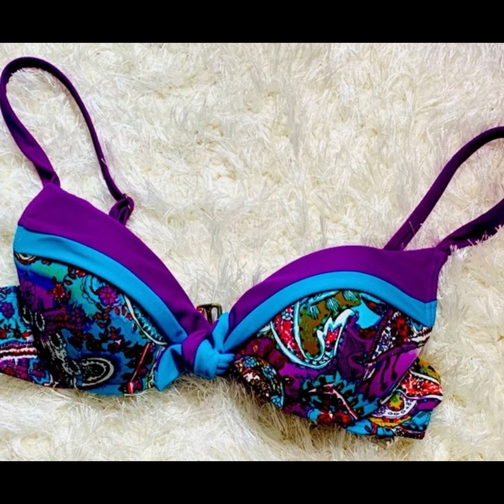 Med Becca Beach bathing suit top 34C